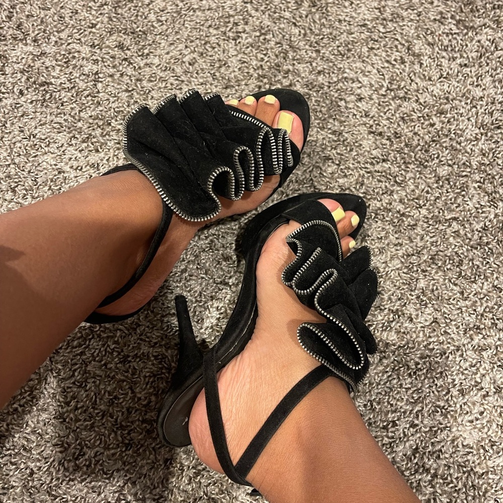 Zipper look women heels